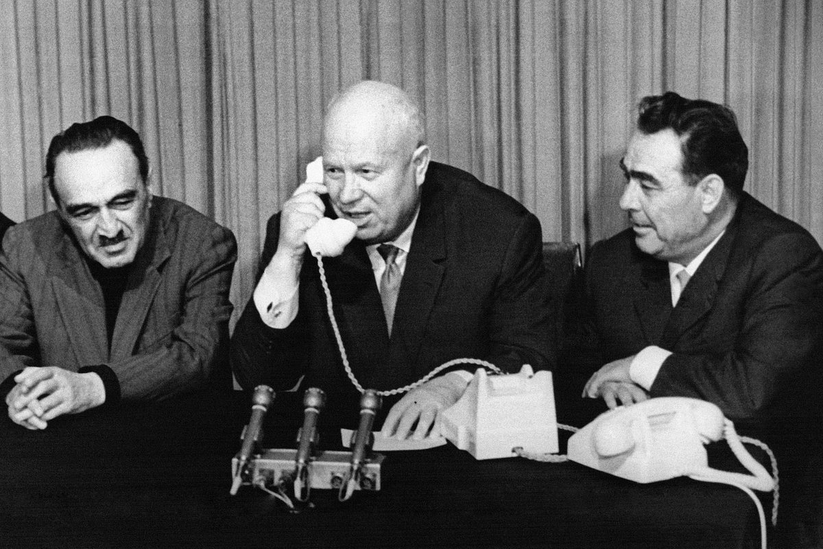 Микоян, Хрущев и Брежнев поздравляют Валентину Терешкову с успешным полетом в космос, 1963 год 