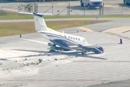 Неудачная посадка прочертившего носом полосу самолета попала на видео