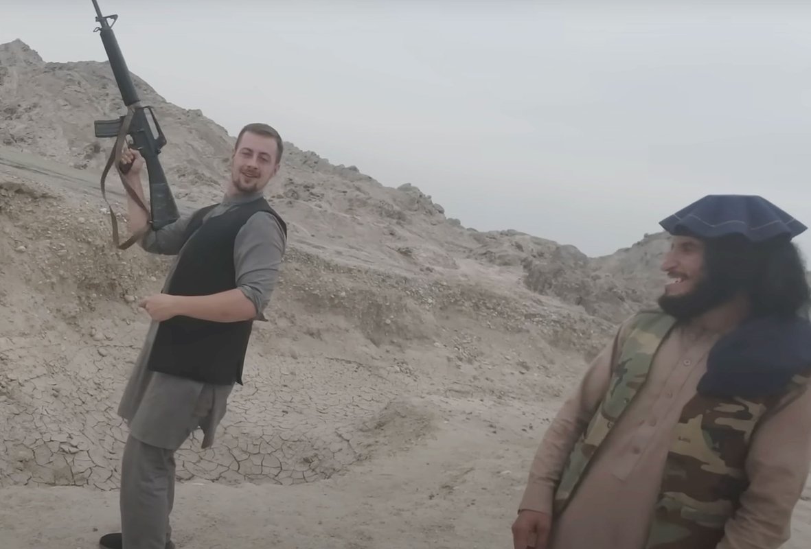 Майлз Рутледж в 2022 году в Афганистане посетил рынок оружия, после чего попрактиковался в стрельбе в сопровождении талиба