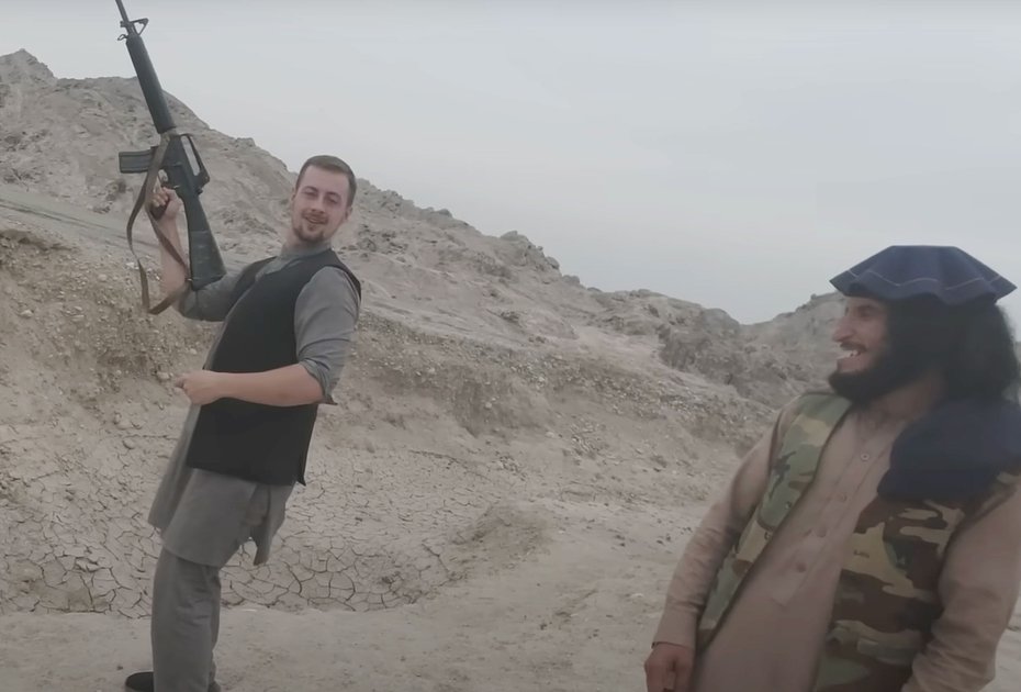 Майлз Рутледж в 2022 году в Афганистане посетил рынок оружия, после чего попрактиковался в стрельбе в сопровождении талиба