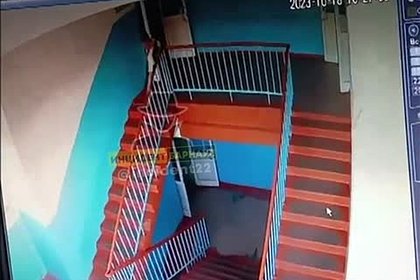 В российской школе ребенок упал с лестницы в пролет между этажами