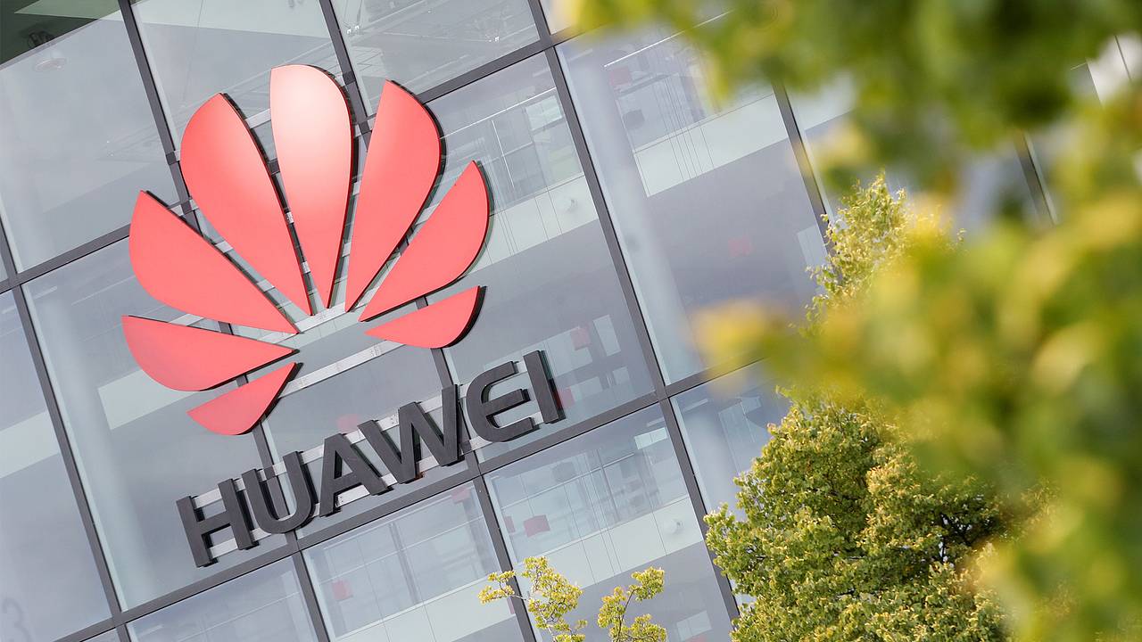 Huawei выпустит дешевый складной смартфон: Гаджеты: Наука и техника:  Lenta.ru