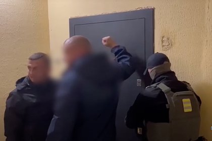 Задержание подозреваемых в сутенерстве четверых россиян попало на видео