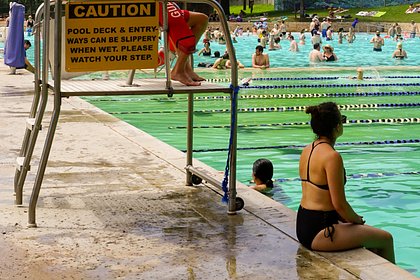 Женщина посетила общественный бассейн и ослепла