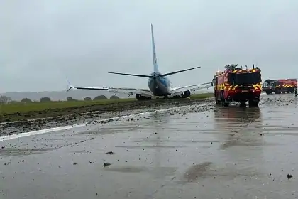 Севший в шторм пассажирский самолет выкатился за пределы полосы и увяз в грязи