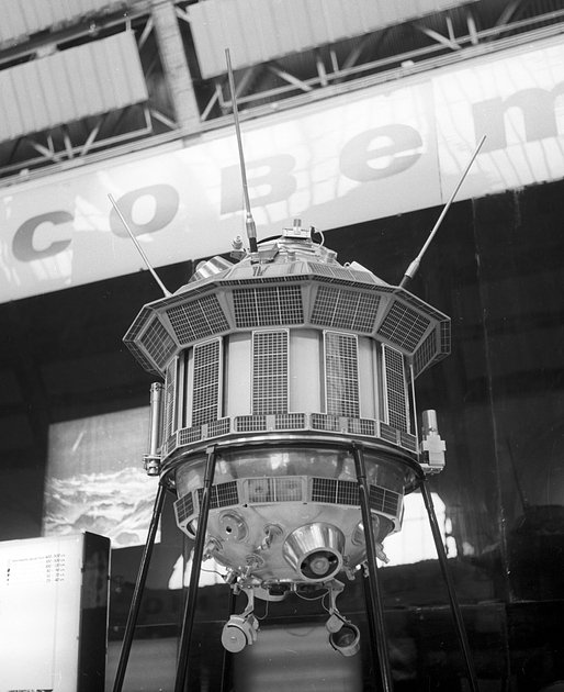 Автоматическая межпланетная станция «Луна-3» в павильоне «Космос» на ВДНХ