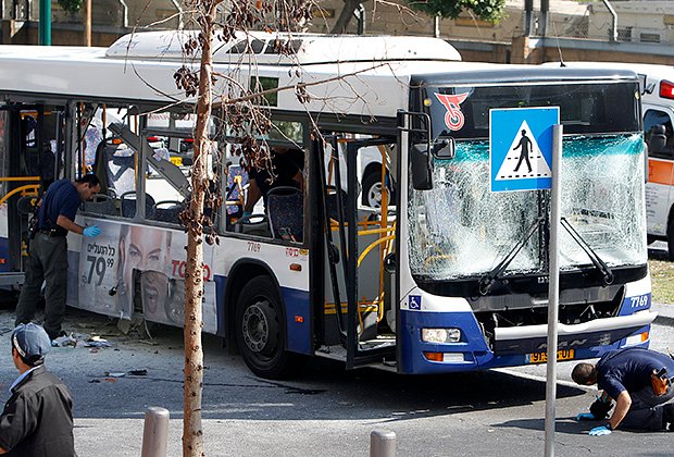 Израильская полиция осматривает автобус, взорванный террористами в Тель-Авиве (Израиль). 21 ноября 2012 года