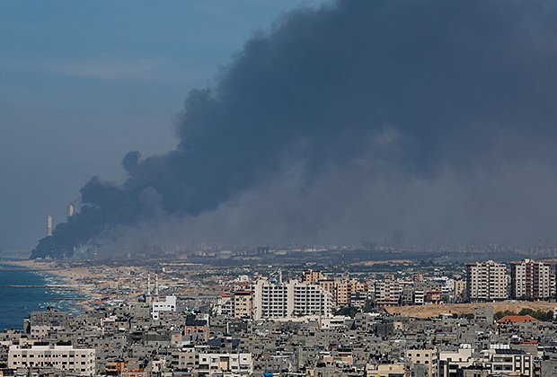 Дым на израильской территории от обстрелов ХАМАС. 7 октября 2023 года