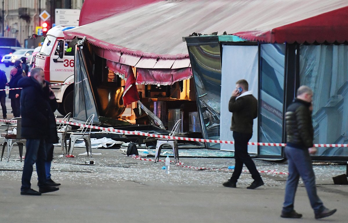 На месте взрыва в кафе на Университетской набережной в Санкт-Петербурге, в результате которого погиб военкор Владлен Татарский, 2 апреля 2023 года