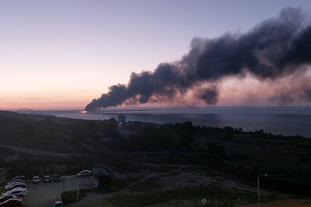 Пожар на Крымском мосту после теракта 8 октября 2022 года
