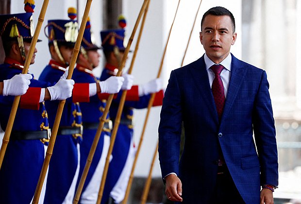 Избранный президент Эквадора Даниэль Нобоа прибывает на встречу с нынешним президентом Гильермо Лассо, октябрь 2023 года