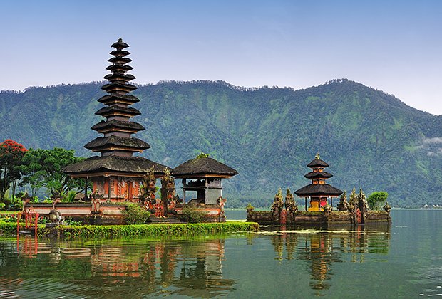 Монастырь на озере Братан на Бали