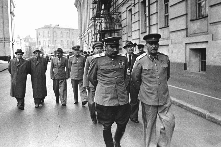 Буденный и Сталин на Красной площади, 1946 год 