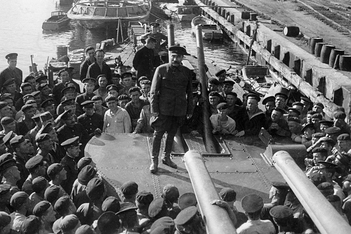 Буденный выступает перед моряками Черноморского флота, 1942 год 