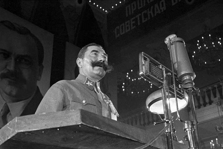 Буденный выступает с речью в Колонном зале Дома Союзов на праздновании 22-летней годовщины революции