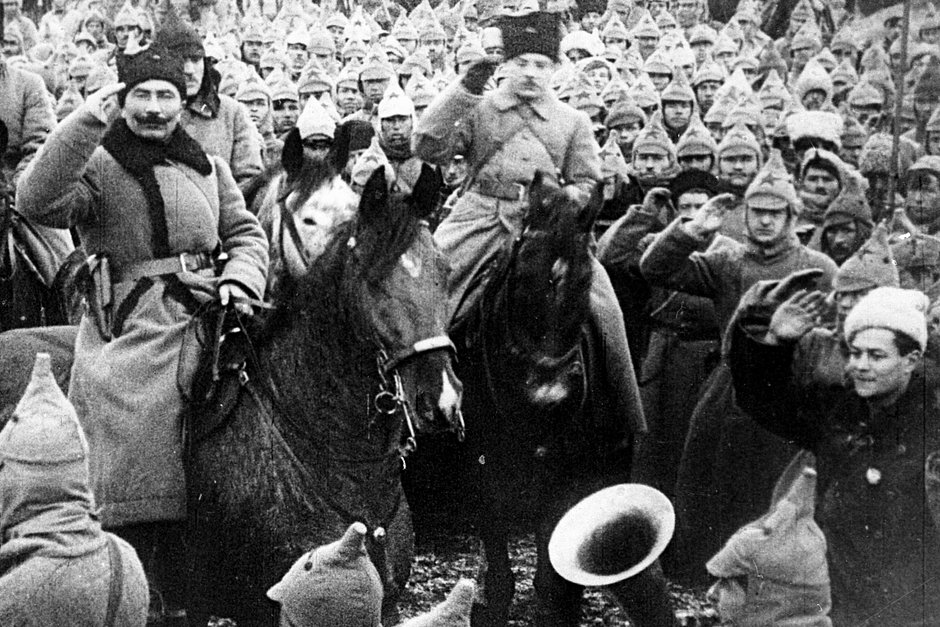 Буденный и Клим Ворошилов среди красноармейцев, 1920 год 
