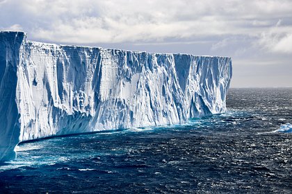 Подо льдом Антарктиды обнаружили холмы и долины