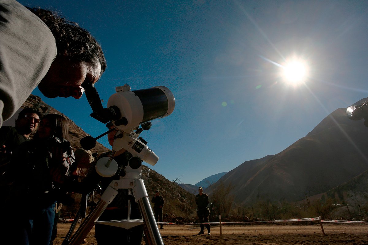 Как наблюдать за солнцем. Наблюдение солнечного затмения. Телескоп для наблюдения за солнцем. Телескопы для наблюдения солнечных затмений. Наблюдения людей за солнцем.