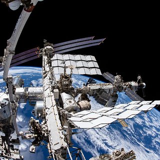 Российские космонавты отключили контур радиатора модуля «Наука» с утечкой