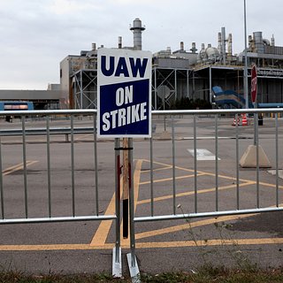 Бастующие американские рабочие добились уступок от одного из автогигантов