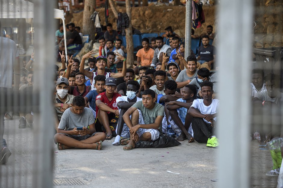 Мигранты внутри временного лагеря «Горячая точка», вмещающего более 1500 человек, Лампедуза, Италия, 4 августа 2022 года