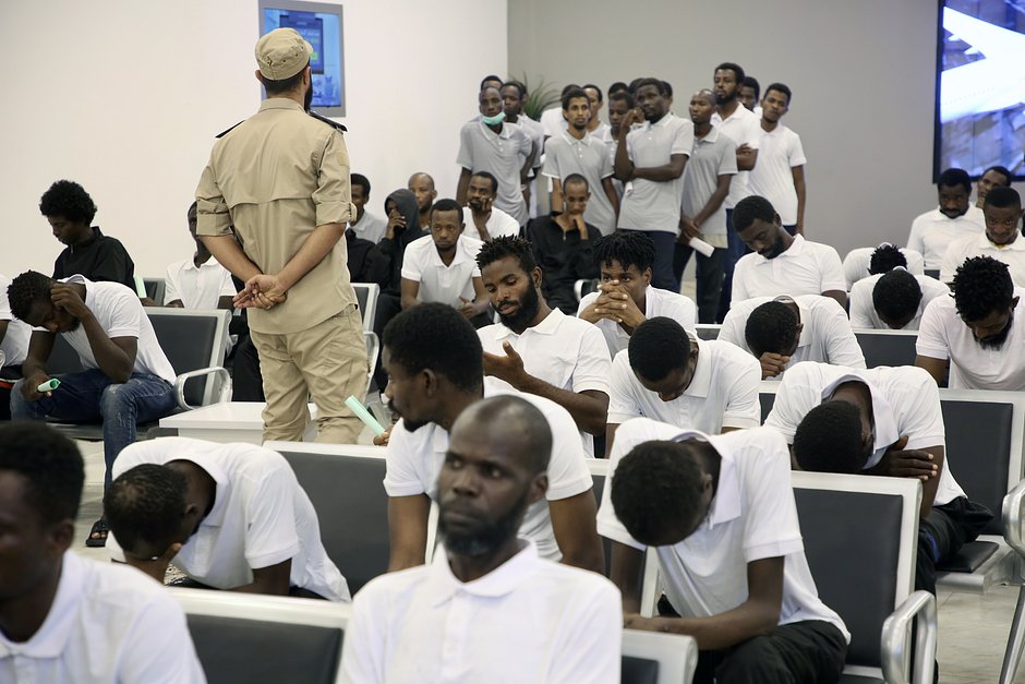 Африканские нелегальные мигранты в центре удаления перед отправкой на родину в Триполи, Ливия, 6 сентября 2023 года