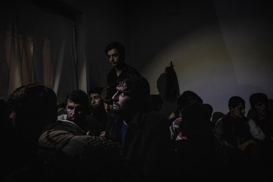 Мигранты из Афганистана и Пакистана прячутся в убежище контрабандистов во время рейда турецких полицейских, Ван, Турция, 13 июля 2021 года