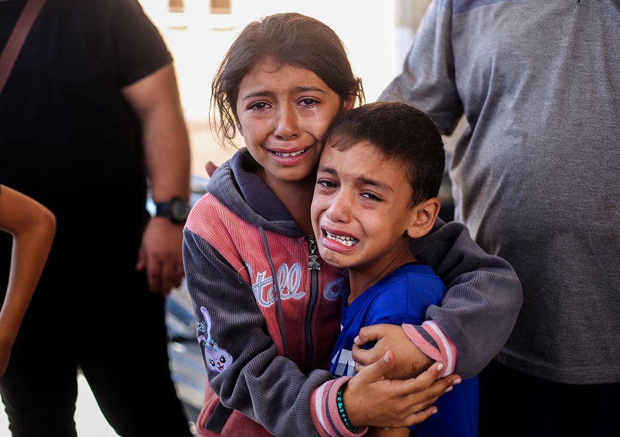 Дети в секторе Газа после налетов израильской авиации, 15 октября 2023 года