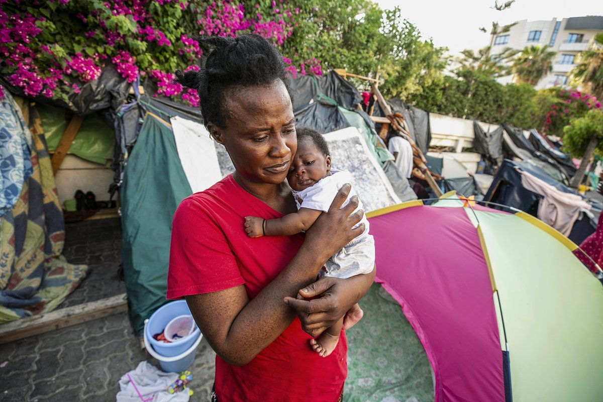Африканская мигрантка с ребенком на улице Туниса, 25 августа 2023 года
