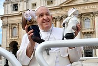 Польские священники устроили оргию и довели стриптизера до обморока. Что известно о секс-скандале, разозлившем Ватикан?