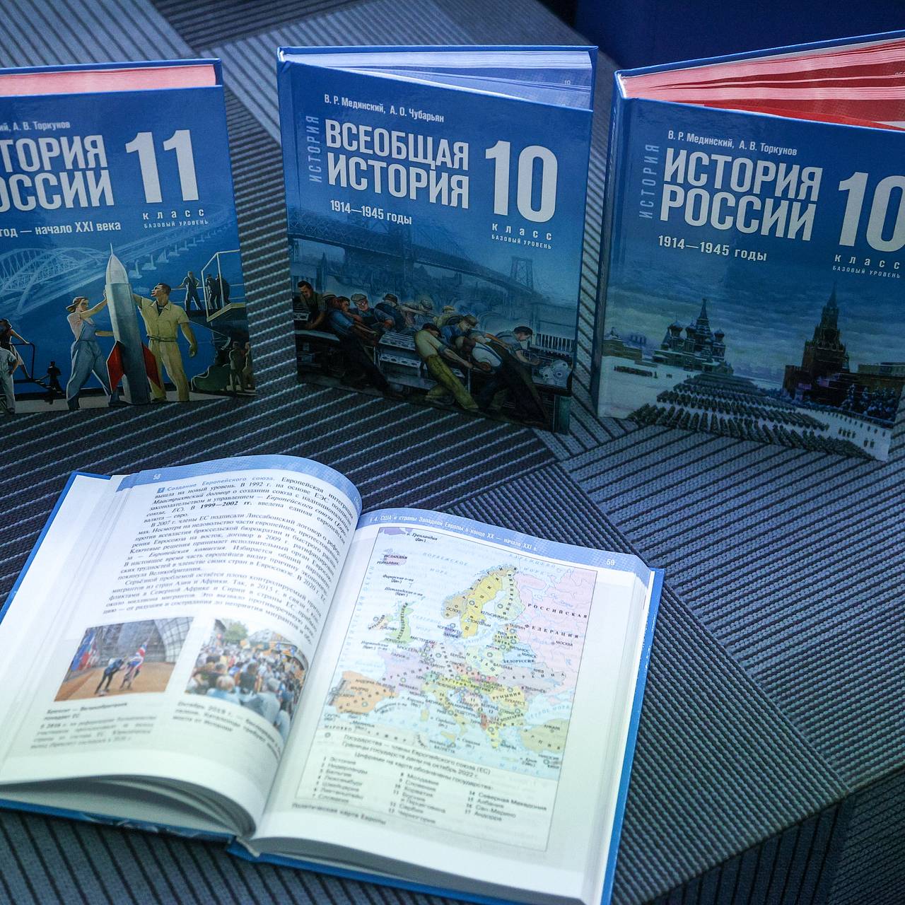 В школьный учебник по истории России внесли больше ста правок: Общество:  Россия: Lenta.ru