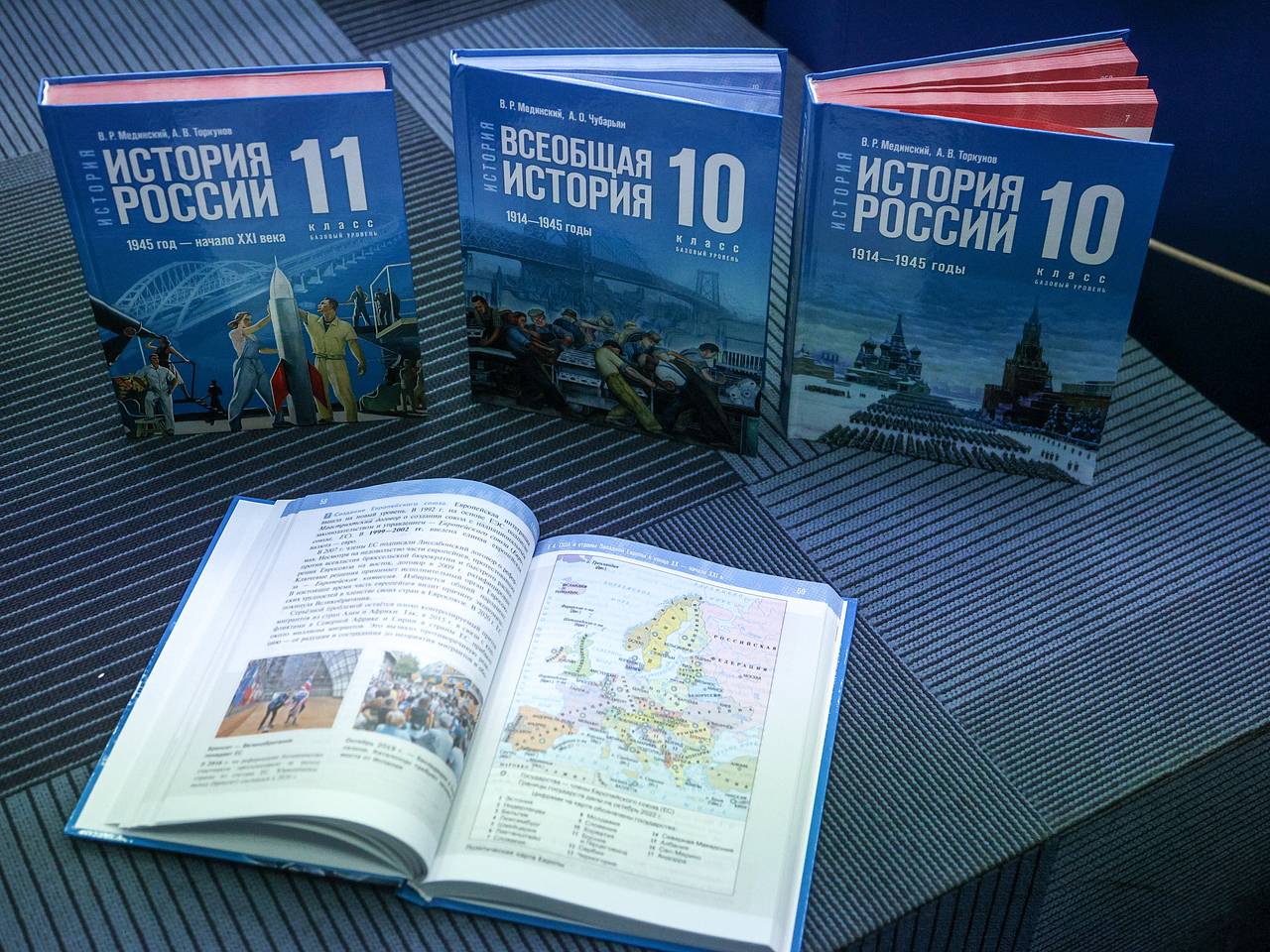 В школьный учебник по истории России внесли больше ста правок: Общество:  Россия: Lenta.ru