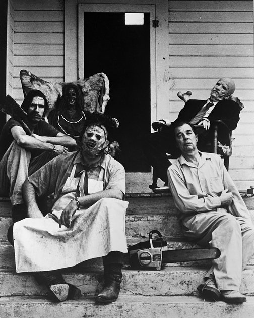 Актеры, сыгравшие в «Техасской резне бензопилой», на пороге фермерского домика в Остине (штат Техас), где проходили съемки