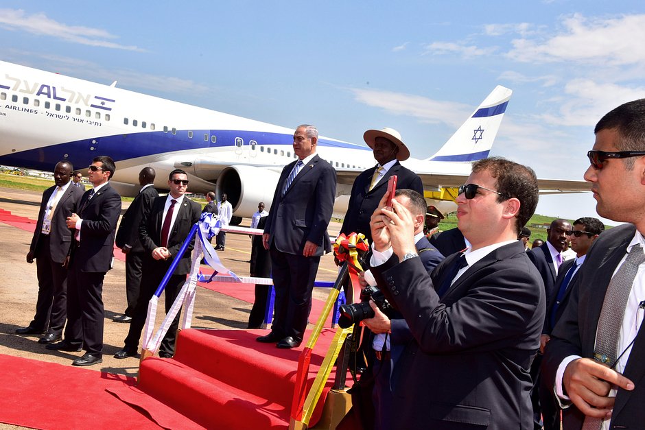 Премьер-министр Израиля Биньямин Нетаньяху (слева) и президент Уганды Йовери Мусевени (справа) стоят во время исполнения национальных гимнов после прибытия израильского премьера в аэропорт Энтеббе в Уганде, 4 июля 2016 года