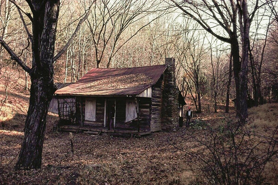 Охотничий домик в лесу рядом с городом Моррестаун (штат Теннесси), ставший приютом для призраков в фильме «Зловещие мертвецы»