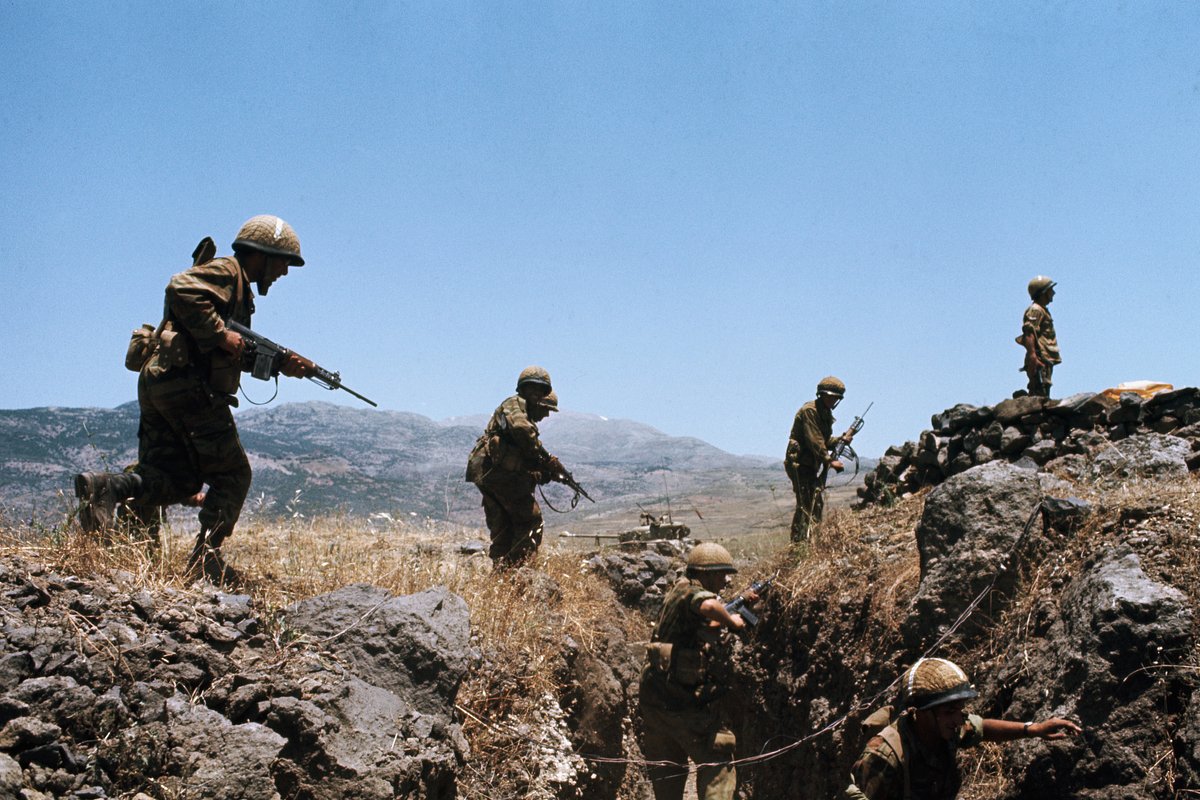 Израильские солдаты в окопе во время Шестидневной войны, июнь 1967 года