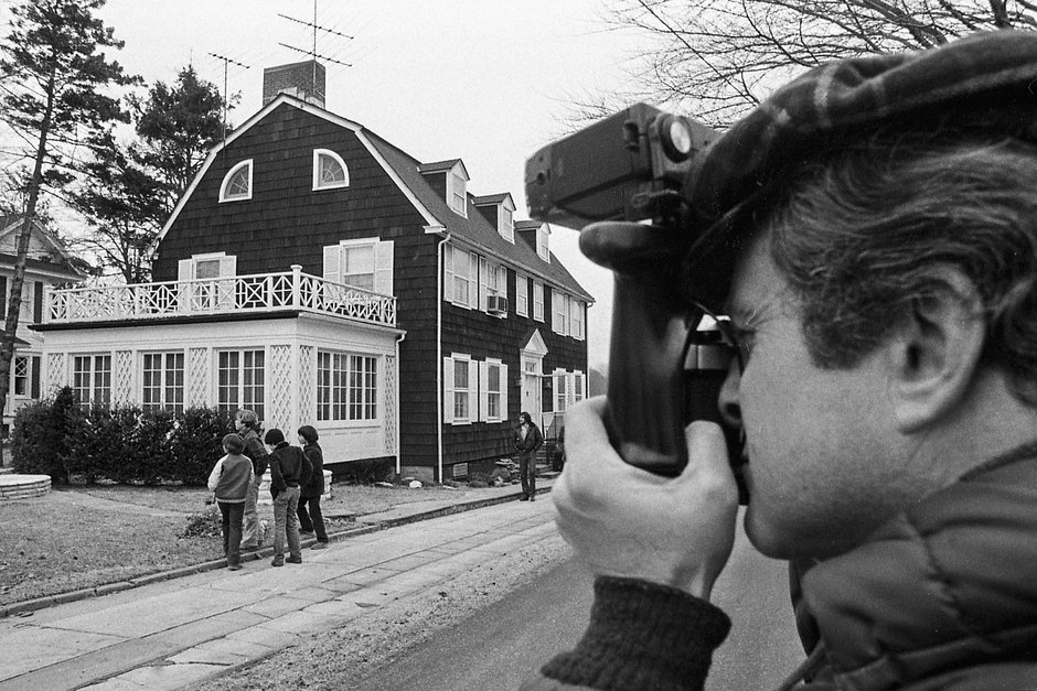 Дом в городе Амитивилль, недалеко от Нью-Йорка, в котором осенью 1974 года Рональд Дефео убил всю свою семью
