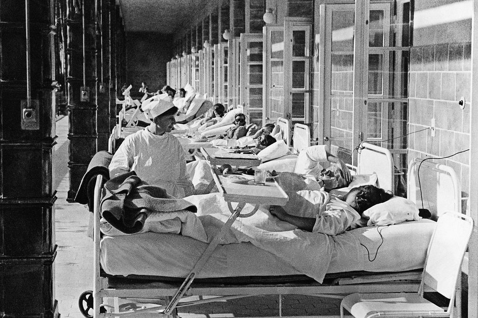 В годы работы госпиталя в нем были устроены широкие балконы, где пациенты принимали солнечные ванны