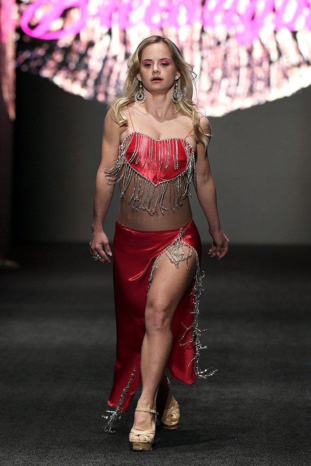 Пэрториканская модель с синдромом Дауна София Хирау на показе Victoria’s Secret в 2022 году