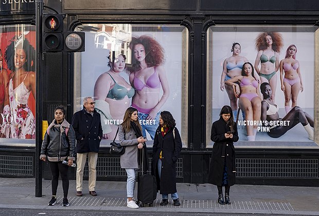 Реклама Victoria's Secret, которую выпустили в феврале 2023 года, на баннерах в Лондоне