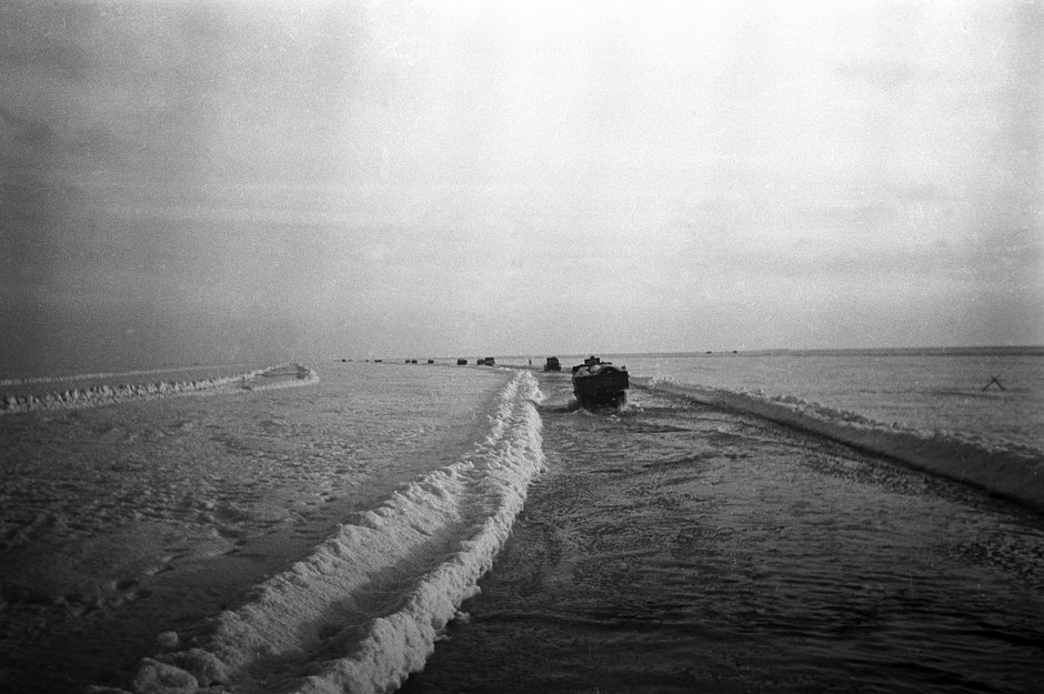 На водно-ледяной трассе Ладожского озера, 1 апреля 1942 года