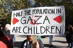 Участница митинга в поддержку Палестины в Мюнхене