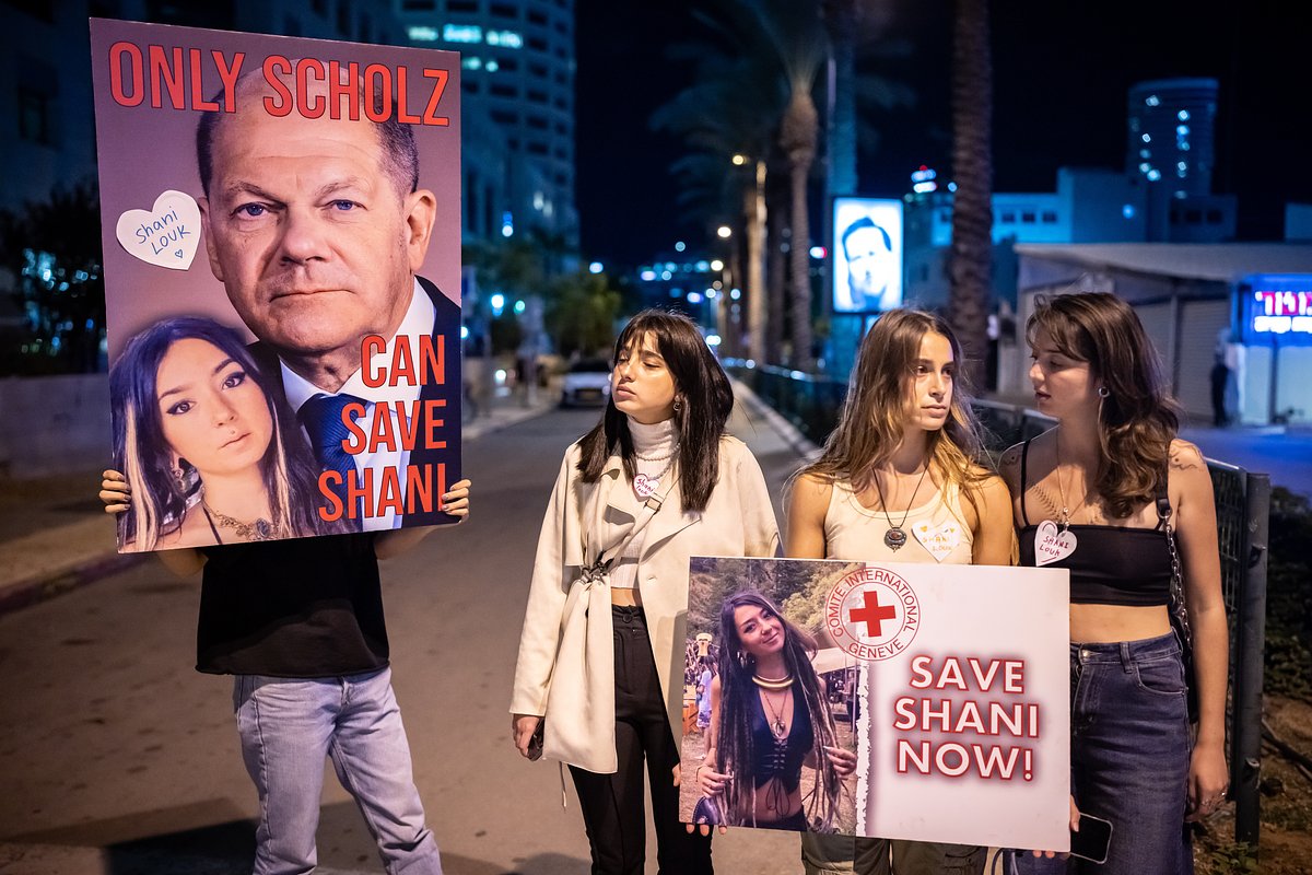 17 октября, Тель Авив. Друзья захваченной в плен Шани Лук проводят митинг во время визита канцлера ФРГ Олафа Шольца