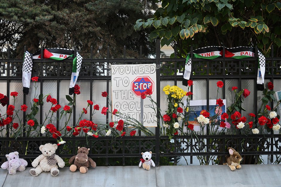 Цветы у здания посольства Израиля в Москве в память о погибших в ходе палестино-израильского конфликта, 13 октября 2023 года