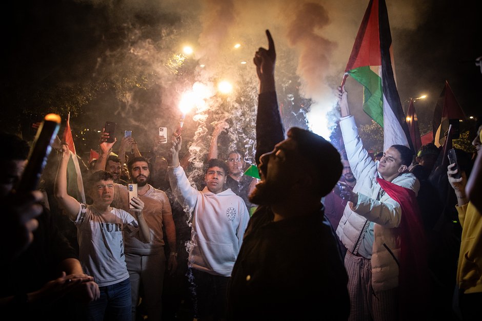 Протестующие собираются возле мечети Фатих в поддержку Палестины, Стамбул, Турция, 7 октября 2023 года