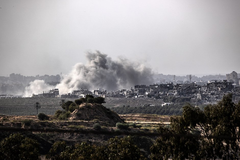 Дым поднимается над разрушенным районом недалеко от города Бейт-Ханун в секторе Газа, вид из города Сдерот, Израиль, 30 октября 2023 года