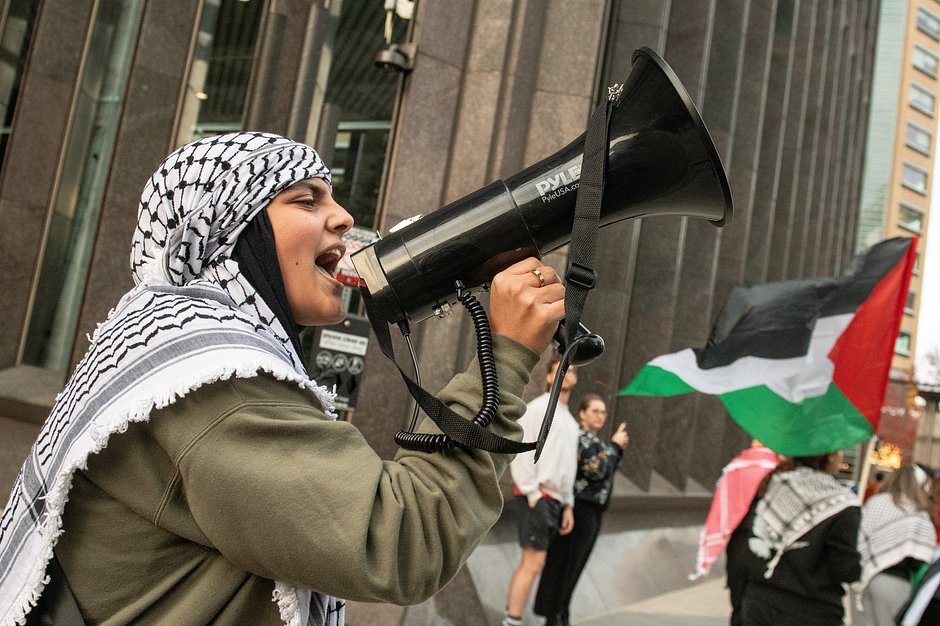 Женщина выступает во время акции протеста в поддержку Палестины в центре Детройта, штат Мичиган, США, 28 октября 2023 года