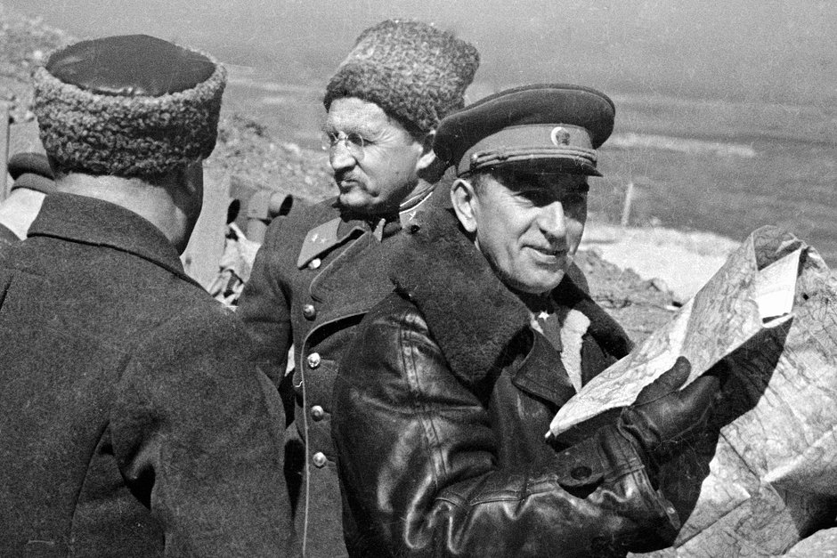 Генерал Иван Петров (в центре)