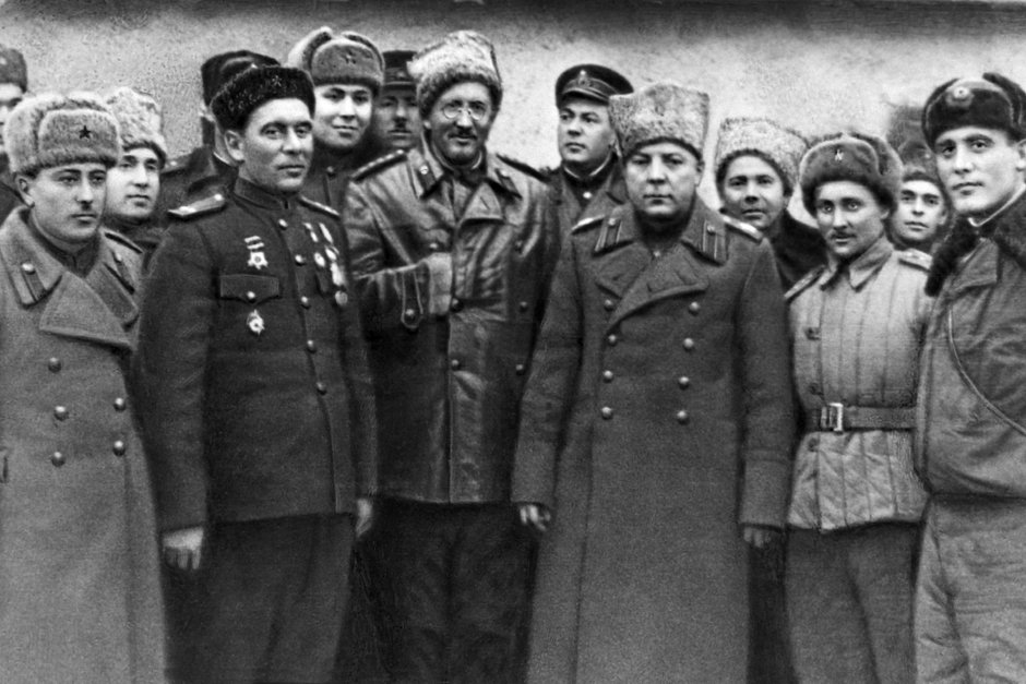 Генерал Иван Петров (в пенсне) и представитель Ставки Верховного главнокомандования маршал Климент Ворошилов (третий справа), Керченский полуостров, январь 1944 года 