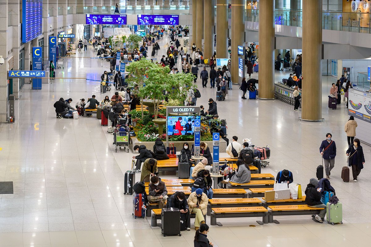 Трое россиян бежали от мобилизации и застряли в аэропорту Кореи. Как они уже год выживают там?